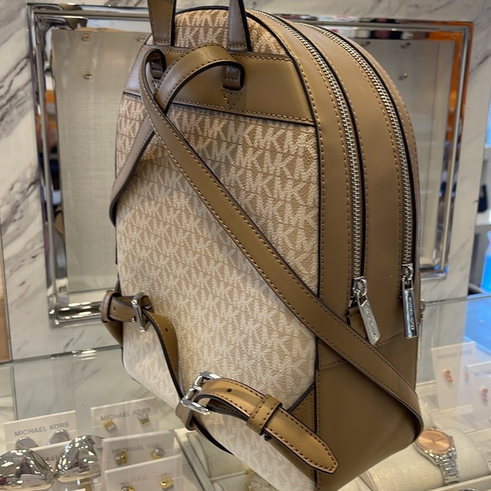 MICHAEL KORS Jaycee Medium Ombré Signature Logo Backpack
Husk
NWT - Picture 16 of 16